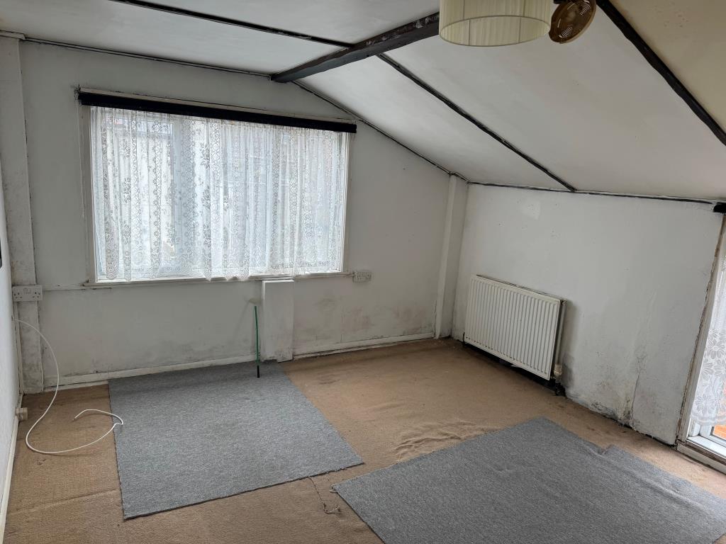 Lot: 118 - THREE-BEDROOM HOUSE FOR IMPROVEMENT - A Bedroom